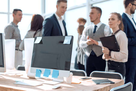 Autocratic vs. Participative Leadership: Finding the Right Balance for High Performance